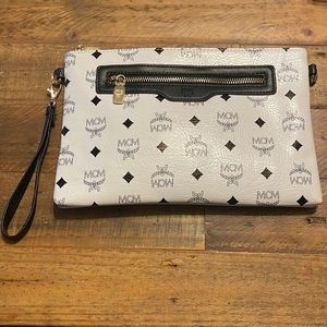 Clutch or crossbody bag.